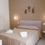Guesthost - Maison Vittoria Comfortable And Bed & Breakfast