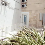 Guesthost - Maison Vittoria Comfortable Apartment&room Couette-café Bari