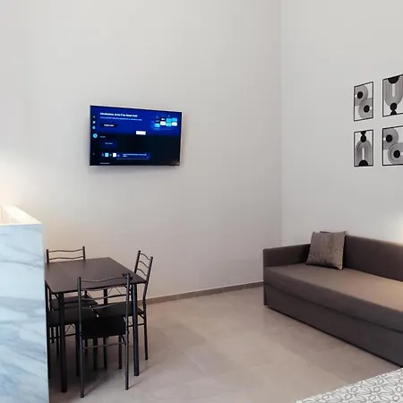 Guesthost - Maison Vittoria Comfortable Apartment&room Couette-café 3*