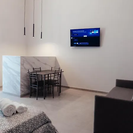 Guesthost - Maison Vittoria Comfortable Apartment&room Couette-café