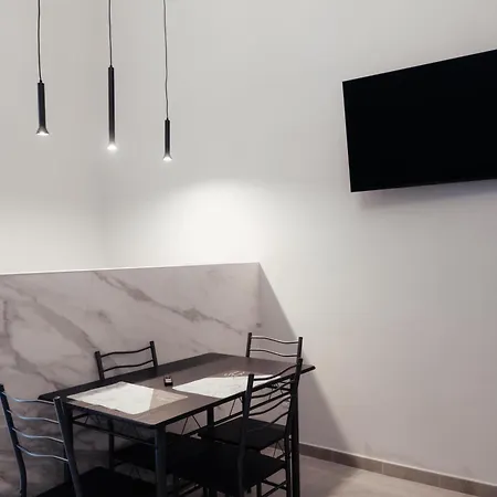 Guesthost - Maison Vittoria Comfortable Apartment&room Couette-café 3*
