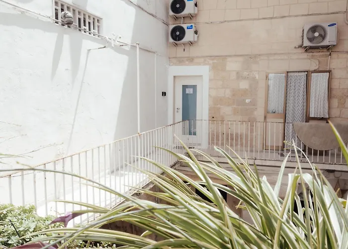 Guesthost - Maison Vittoria Comfortable And Bed & Breakfast Bari